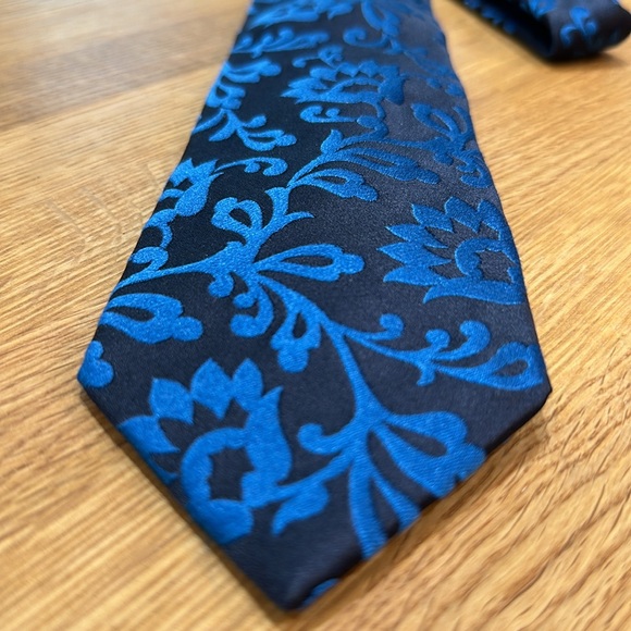 Duchamp 100% silk tie, dark blue background and electric blue flowers - Picture 2 of 5